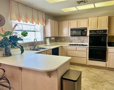 2404 Floyd Court - Photo Thumbnail 8