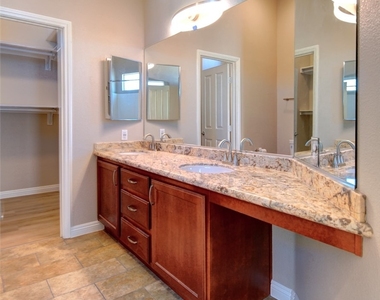 8400 Tiger Woods Avenue - Photo Thumbnail 14