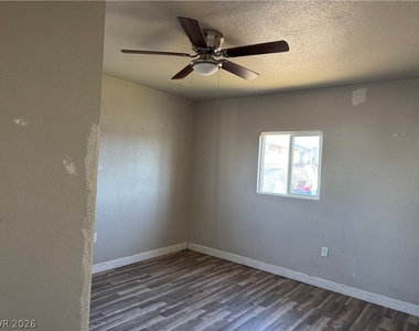 472 Hunter Drive - Photo Thumbnail 4