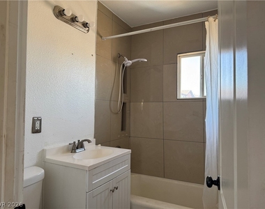 472 Hunter Drive - Photo Thumbnail 3