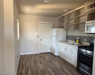 472 Hunter Drive - Photo Thumbnail 1
