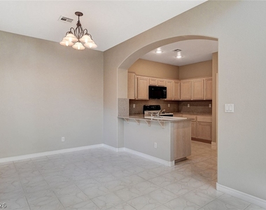 1001 Bannockburn Street - Photo Thumbnail 15