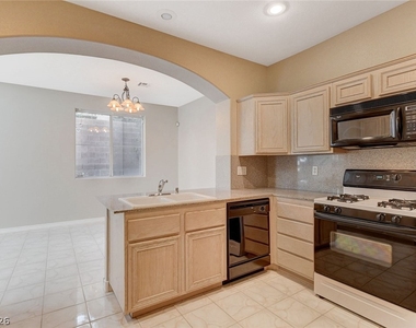 1001 Bannockburn Street - Photo Thumbnail 20