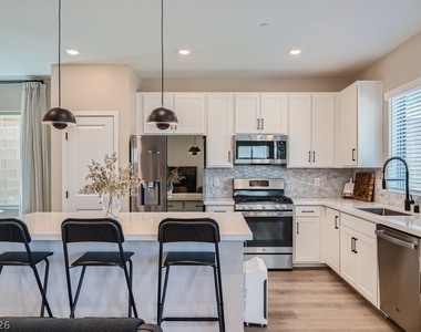 11604 Desert Hollow Avenue - Photo Thumbnail 12
