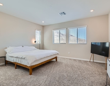 11604 Desert Hollow Avenue - Photo Thumbnail 15