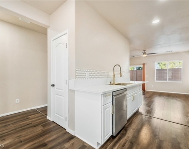10471 Masons Creek Street - Photo Thumbnail 7