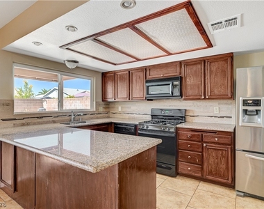 6813 Greydawn Drive - Photo Thumbnail 15