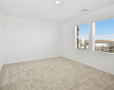 254 Walsh Peak Avenue - Photo Thumbnail 15