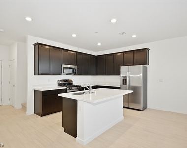 254 Walsh Peak Avenue - Photo Thumbnail 9