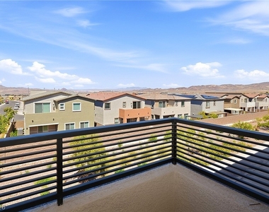 254 Walsh Peak Avenue - Photo Thumbnail 18