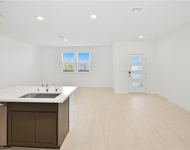254 Walsh Peak Avenue - Photo Thumbnail 8