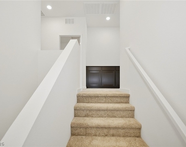 254 Walsh Peak Avenue - Photo Thumbnail 12