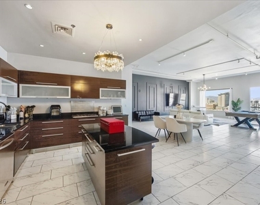 900 Las Vegas Boulevard - Photo Thumbnail 7