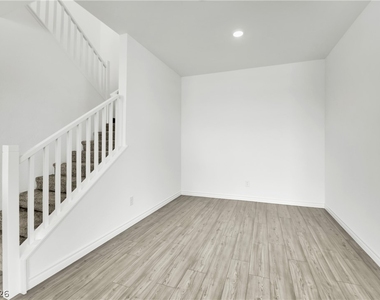 600 N Carriage Hill Drive - Photo Thumbnail 9