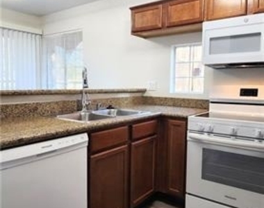 2121 Blue Breeze Drive - Photo Thumbnail 7