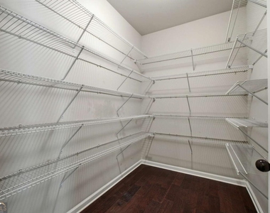 4910 Belcrest Way - Photo Thumbnail 16
