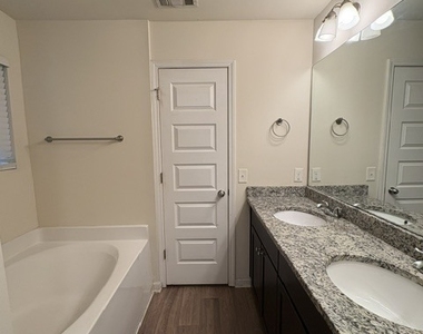 661 Carlton Pointe Drive - Photo Thumbnail 3