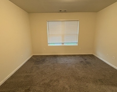 661 Carlton Pointe Drive - Photo Thumbnail 7
