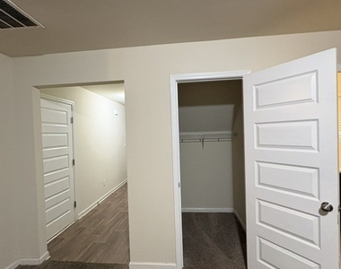 661 Carlton Pointe Drive - Photo Thumbnail 17