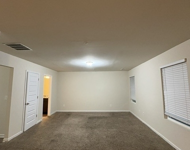 661 Carlton Pointe Drive - Photo Thumbnail 2