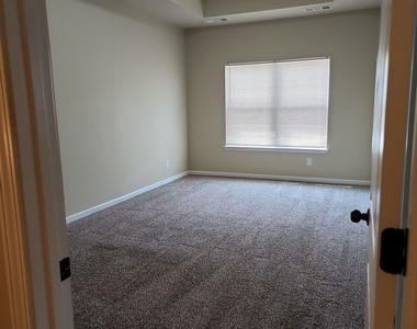 628 Oakside Place - Photo Thumbnail 7