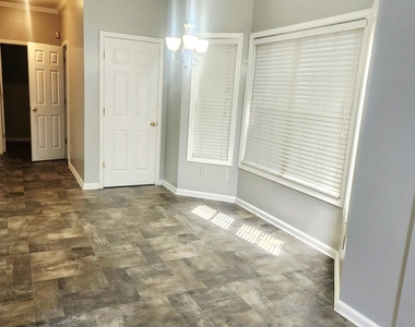 130 Oak Park Terrace - Photo Thumbnail 4