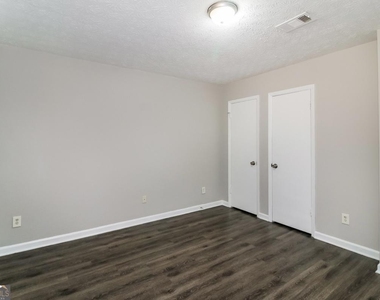 307 Hamilton Glenn - Photo Thumbnail 9