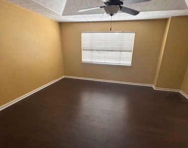 1089 Ashbury Drive - Photo Thumbnail 7
