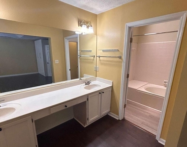 1089 Ashbury Drive - Photo Thumbnail 10
