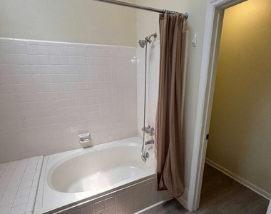 1089 Ashbury Drive - Photo Thumbnail 9