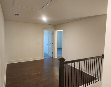 300 Auburn Valley Way - Photo Thumbnail 16