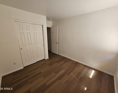 10809 W Edgemont Avenue - Photo Thumbnail 5
