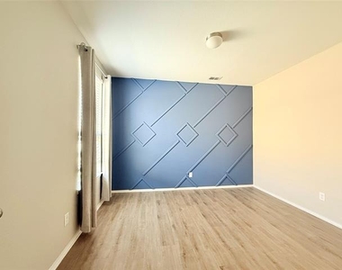 2404 Bermont Red Lane - Photo Thumbnail 15