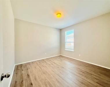 2404 Bermont Red Lane - Photo Thumbnail 14