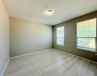 2404 Bermont Red Lane - Photo Thumbnail 17