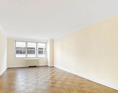 8th Avenue - Photo Thumbnail 1