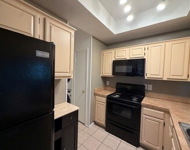 8601 Park Lane - Photo Thumbnail 9
