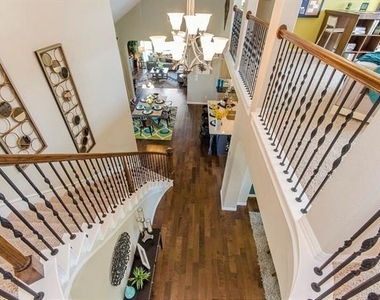 6105 Claridge Lane - Photo Thumbnail 7