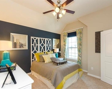 6105 Claridge Lane - Photo Thumbnail 3