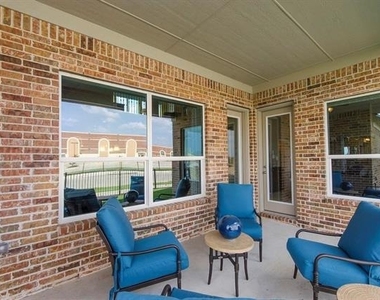 6105 Claridge Lane - Photo Thumbnail 12