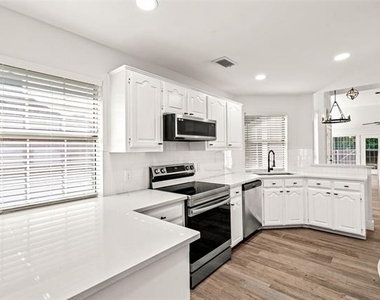 381 Arbor Lane - Photo Thumbnail 8