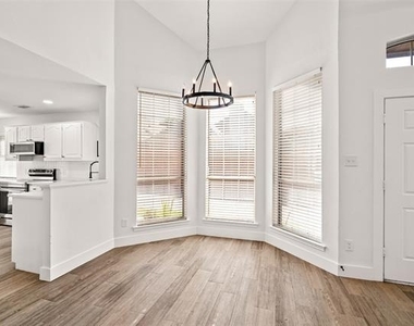 381 Arbor Lane - Photo Thumbnail 6