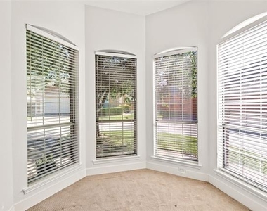 381 Arbor Lane - Photo Thumbnail 9