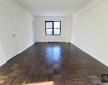 East 57 Street - Photo Thumbnail 3