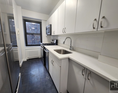 East 57 Street - Photo Thumbnail 9