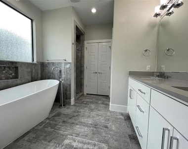 2417 N Winnetka Avenue - Photo Thumbnail 13