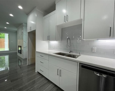 2417 N Winnetka Avenue - Photo Thumbnail 5