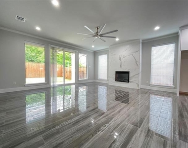 2417 N Winnetka Avenue - Photo Thumbnail 4
