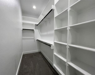 2417 N Winnetka Avenue - Photo Thumbnail 15