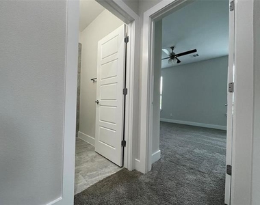 2417 N Winnetka Avenue - Photo Thumbnail 25